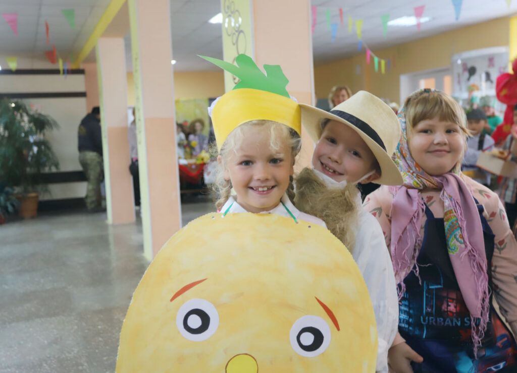 Тыквы, рэп и шарлотка: в Верхменской школе прошла осенняя ярмарка