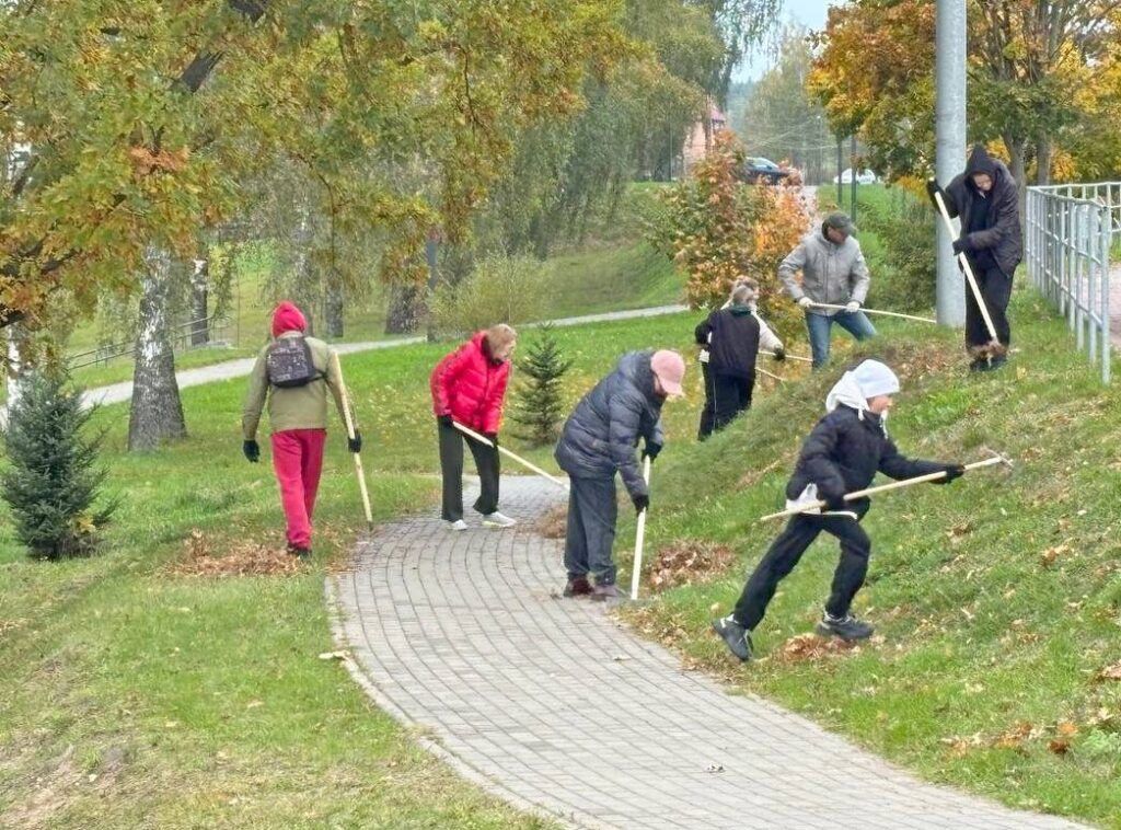Парк народного единства убрали без народа: почему на субботник вышли только семьи коммунальщиков