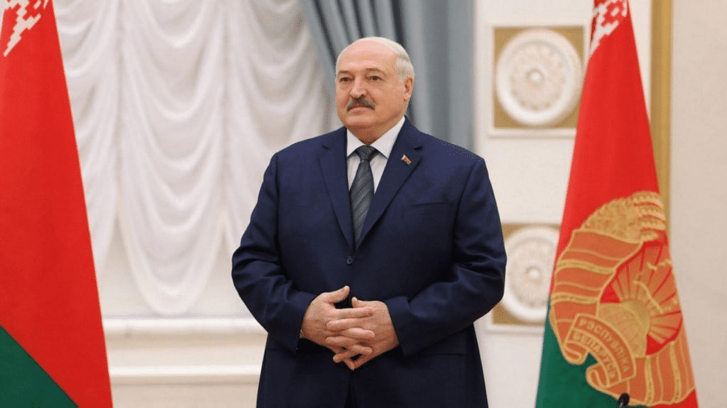 Лукашенко поздравил белорусок с Днем матери