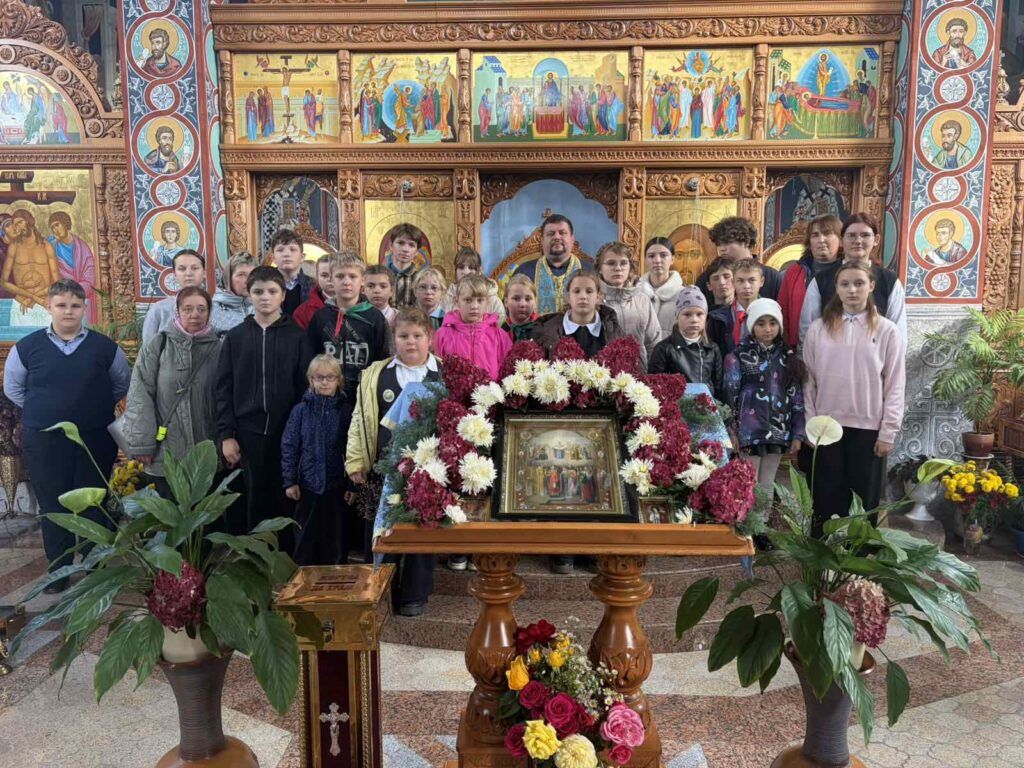 Учащиеся Кленникской школы посетили храм в Алесине в День матери