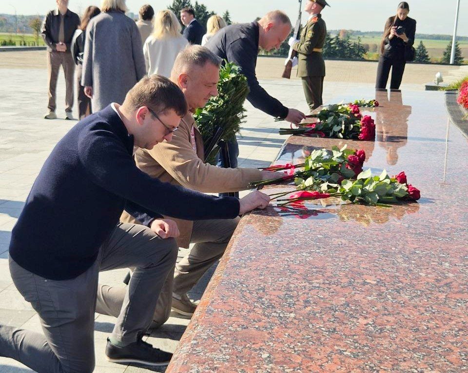 Делегация Ленинградской области возложила цветы на Кургане Славы