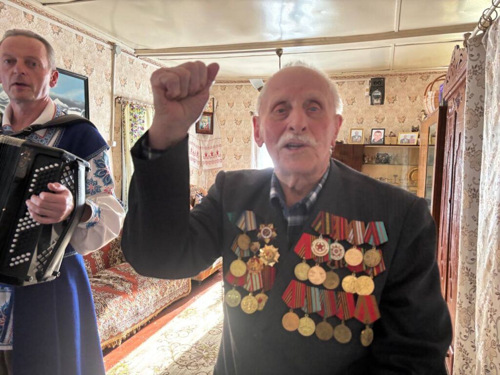 97 лет жизнелюбия и стойкости — в Смолевичском районе поздравили партизанского связного