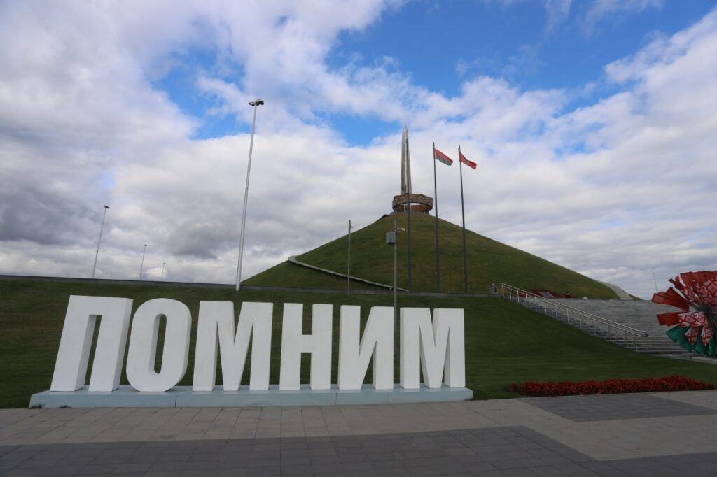 Председатель областного Совета депутатов и сенатор Узбекистана почтили память павших на Кургане Славы