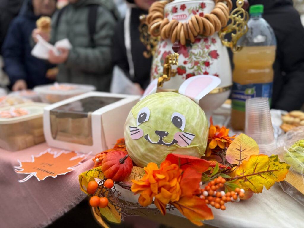 Тыквенный боулинг, аквагрим и море выпечки. В Плисской школе прошла большая осенняя ярмарка