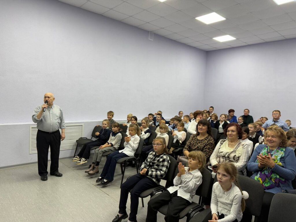 От «Завірухі» до «Малиновой лады» – Эдуард Ханок спел со школьниками из Барсуков народные и современные хиты